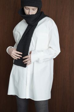 CLANEのオーバーシャツは、女性らしい色合いで
