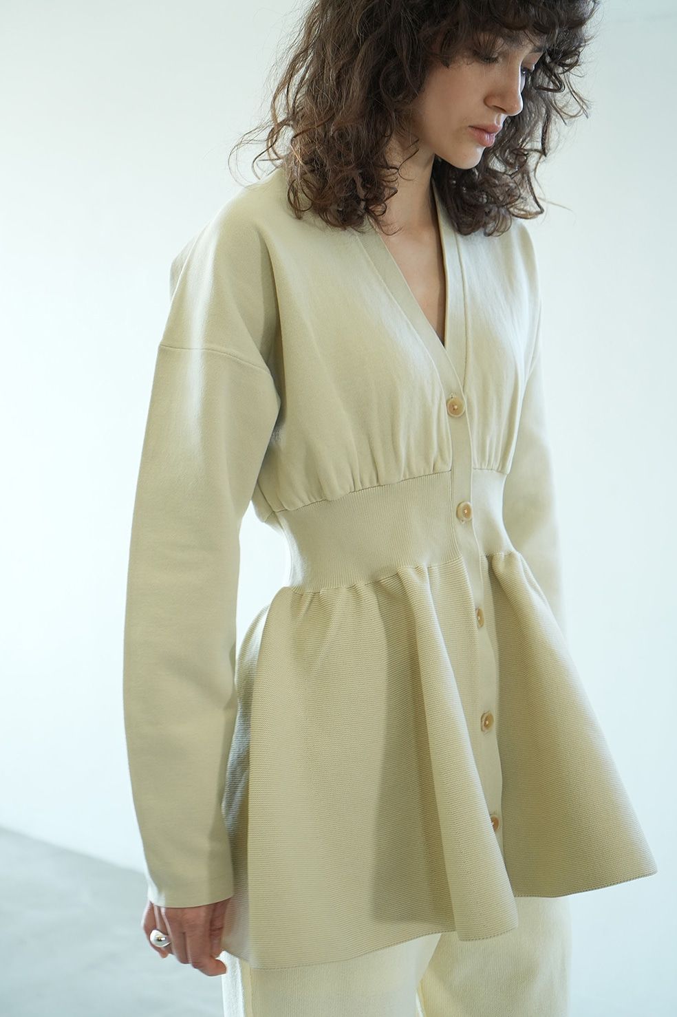 ペプラムニットカーディガン - WAIST SHAPE PEPLUM CARDIGAN - IVORY