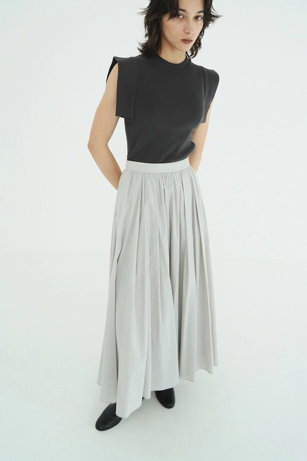 【26SS】 スクエアスリーブニットトップス - SQUARE SLEEVE KNIT TOPS (CHARCOAL GRAY)