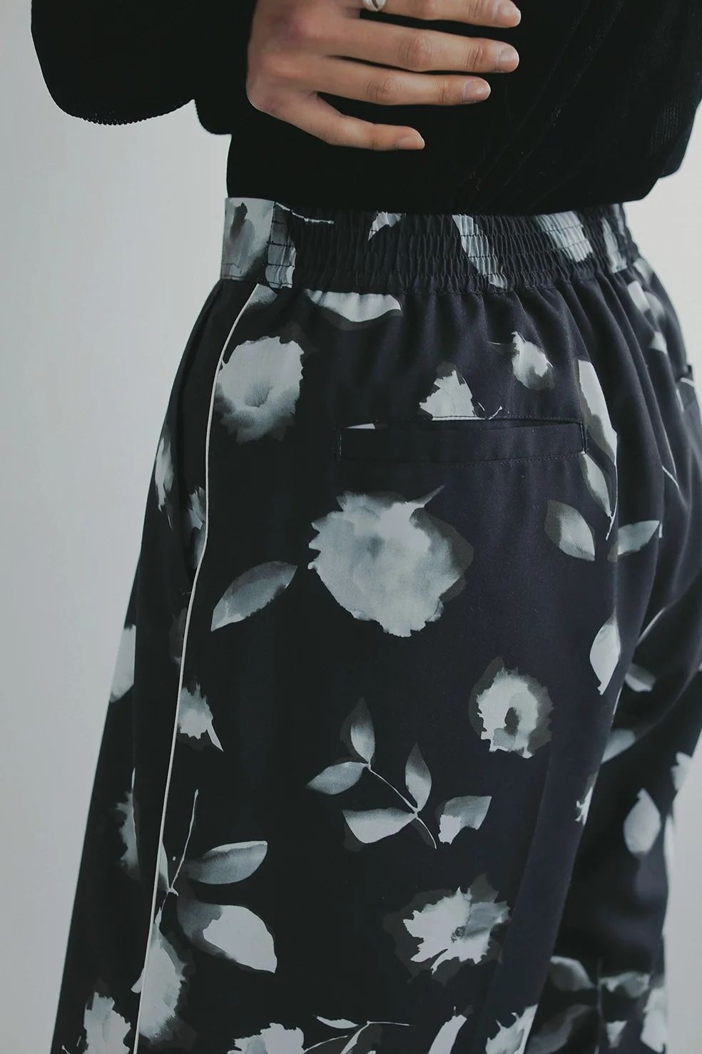 フラワーワイドパンツ - BLURRED FLOWER WIDE PANTS - BLACK