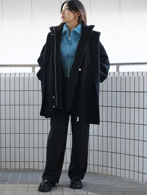 コクーンシルエットが女性らしETREの新作コートスタイル
