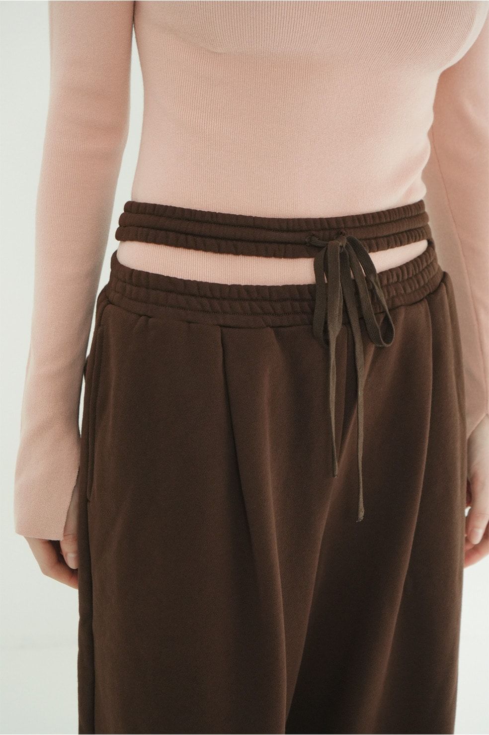 スラッシュ ウエスト スウェットパンツ - SLASH WAIST SWEAT PANTS (BROWN)