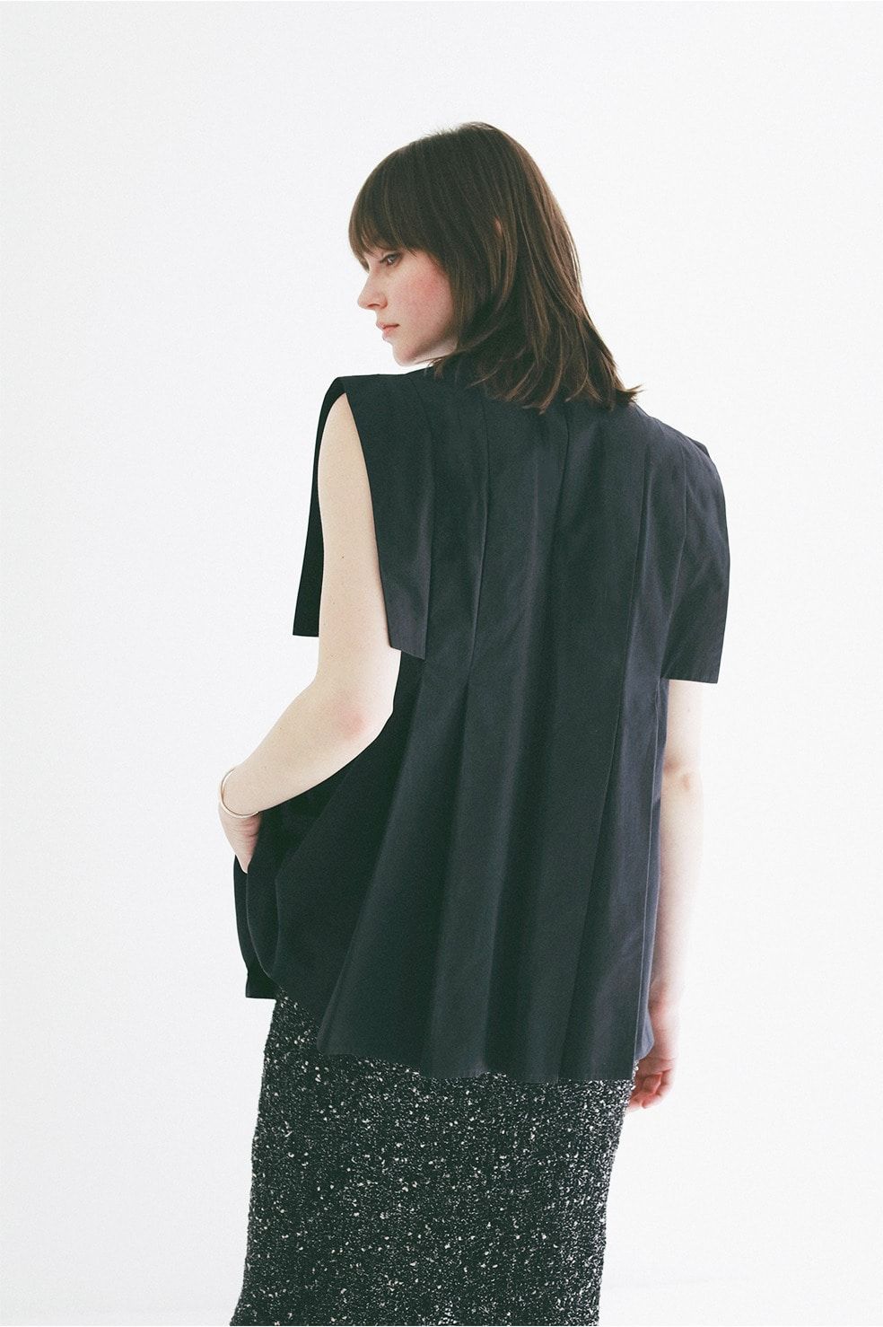 パネルプリーツ スクエアスリーブシャツ - PANELL PLEAT SQUARE SLEEVE SHIRTS (NAVY))