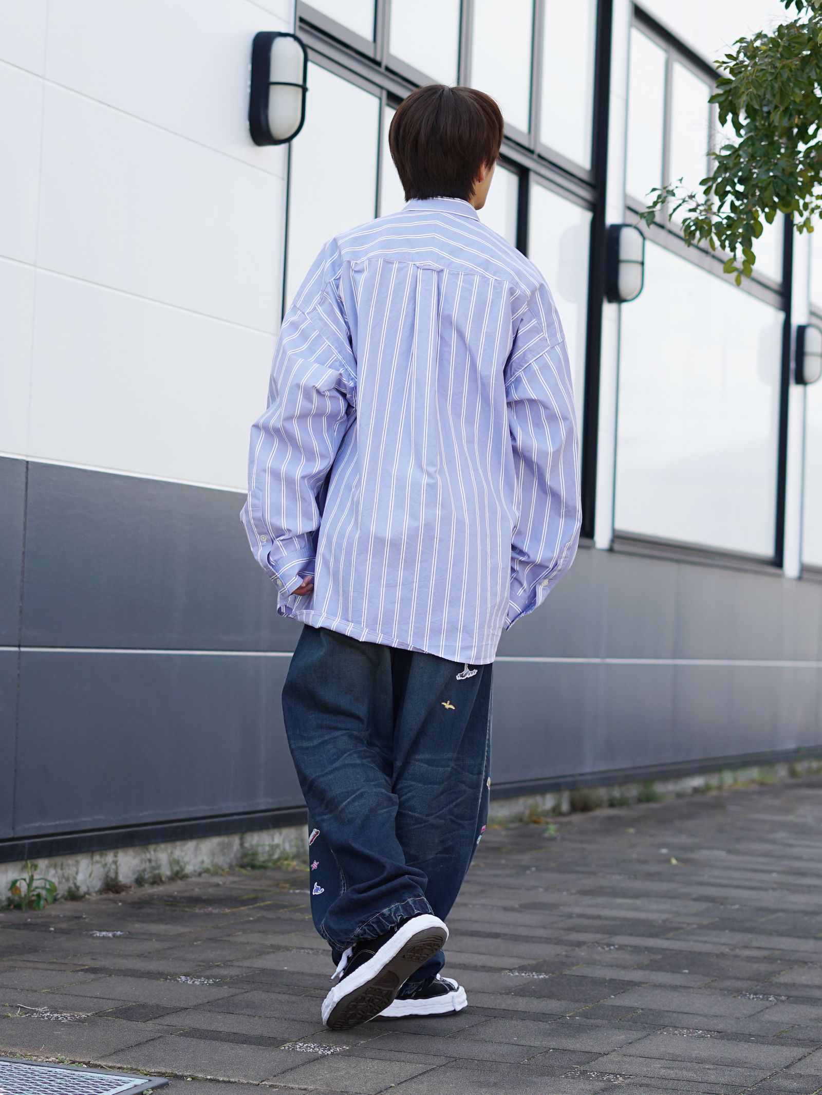 クリーンに着る,MIHARAのシャツ×ワイドデニムスタッフコーデ