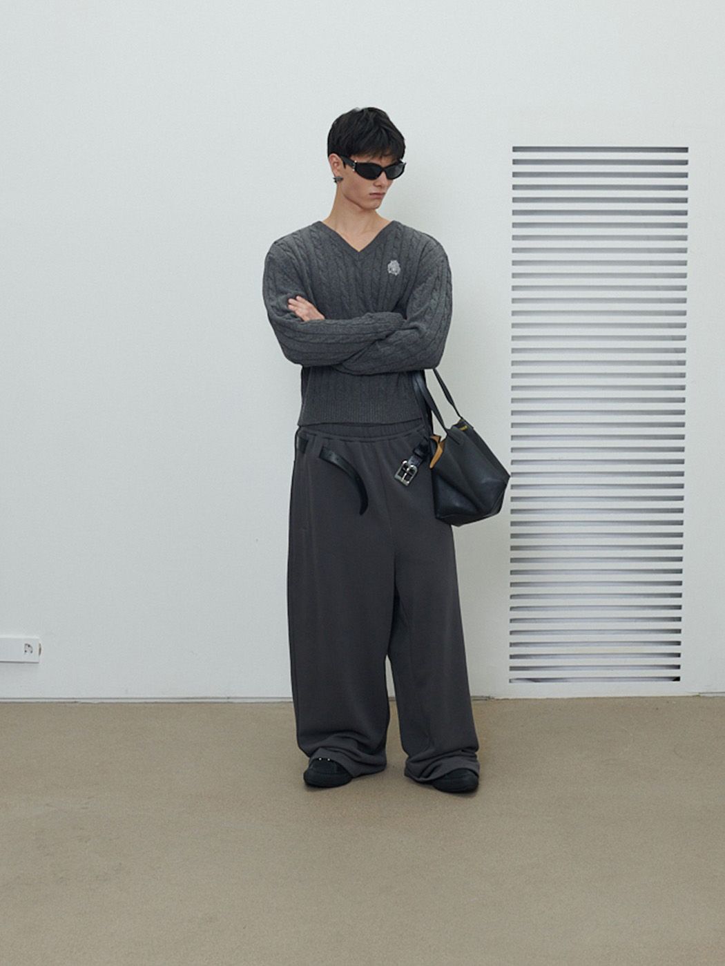 ニットプルオーバー - V-NECK CABLE KNIT SWEATER (GREY)