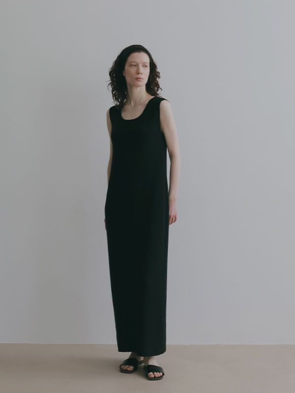 オープンバックスリーブレスニットワンピース（BLACK)