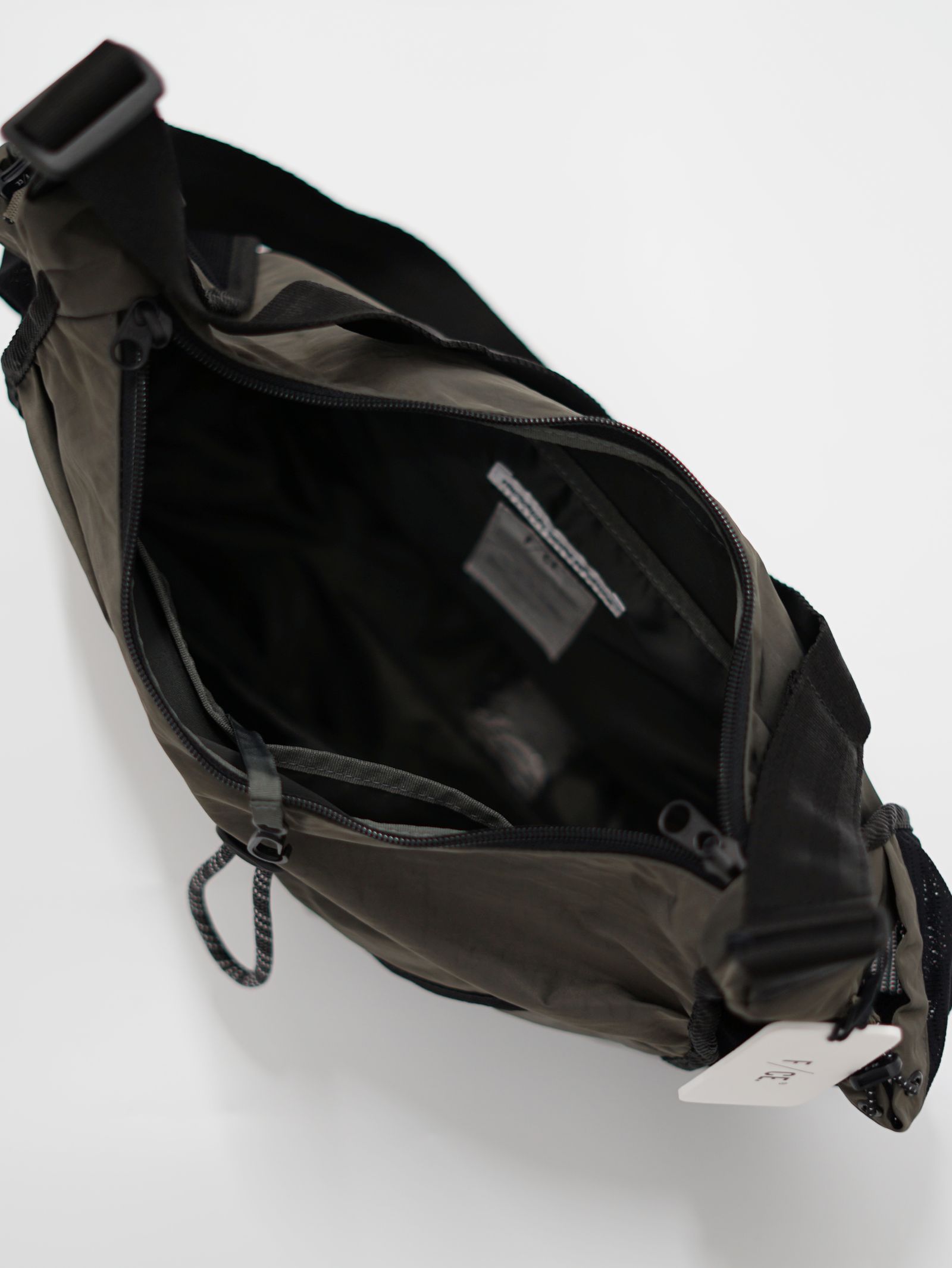 TEXTURED TWILL 2 WAY SHOULDER TOTE / エフシーイー テクスチャード ツイル 2ウェイ ショルダー トート（CHARCOAL）