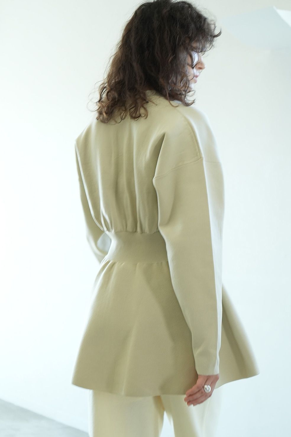 ペプラムニットカーディガン - WAIST SHAPE PEPLUM CARDIGAN - IVORY