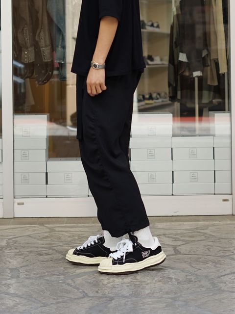 ブラックでまとめる、TVAのミニマルモードスタイル