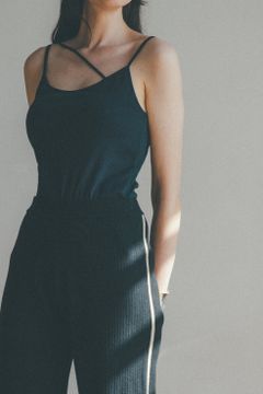 キャミソール -  SLANT STRAP CAMI TOPS - BLACK