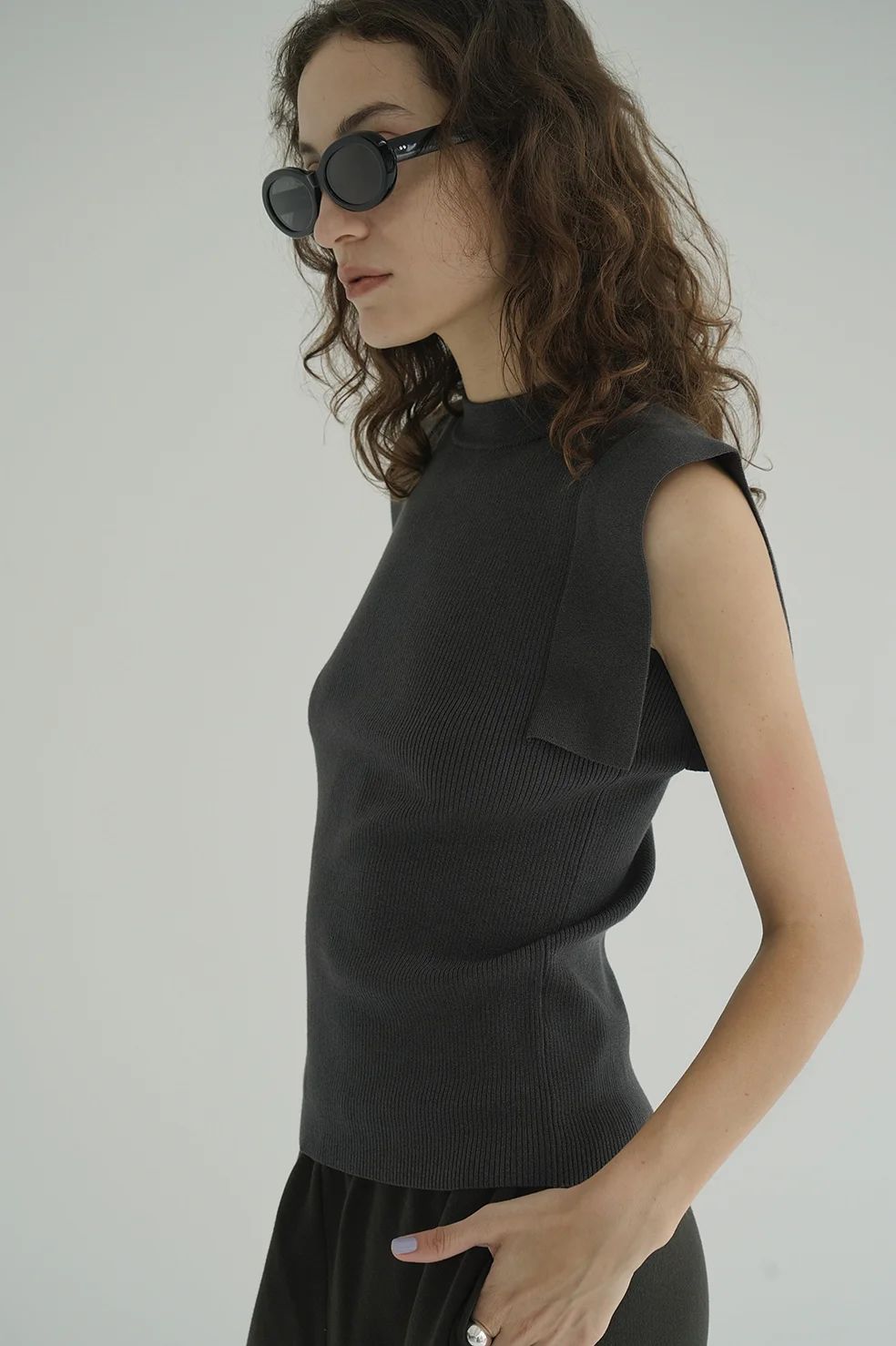 スクエアスリーブニットトップス | SQUARE SLEEVE KNIT TOPS - CHARCOAL GRAY