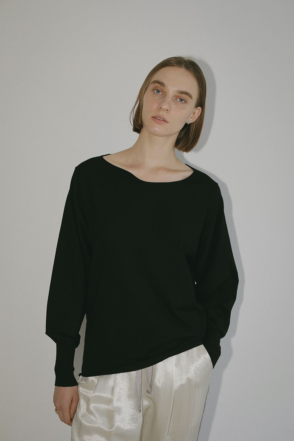 ハイゲージニット - CURVE NECK KNIT TOPS - BLACK