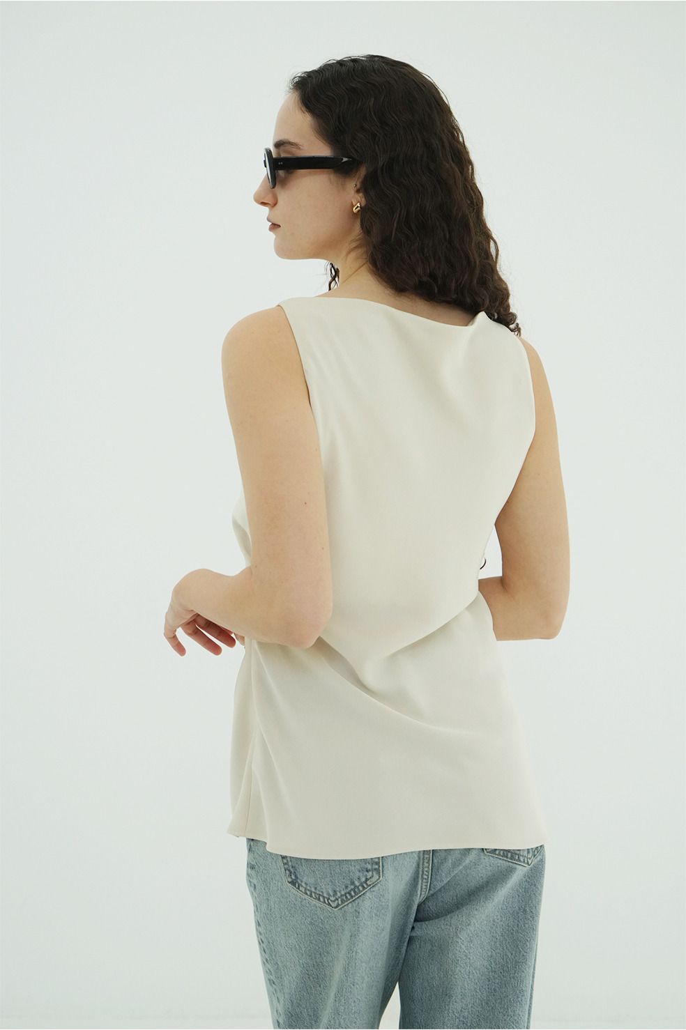 サテンドレープトップス - SATIN DRAPE TOPS (BEIGE)