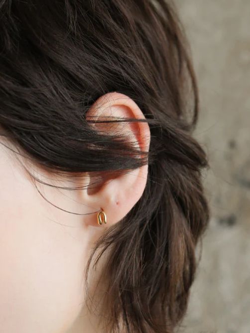【両耳用】タイニーアーチピアス GD ゴールド シンプル デザイン ユニセックス アクセサリー