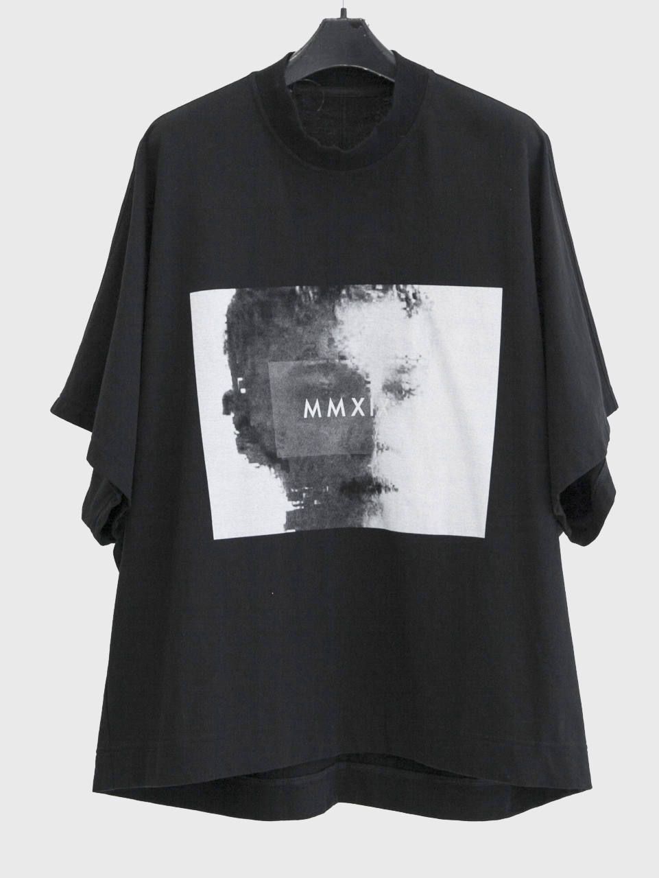 【関税込み】JULIUS ブラック プリントTシャツ JULIUS - プリントTシャツ - PRINT T-SHIRT - BLACK 657CPM12