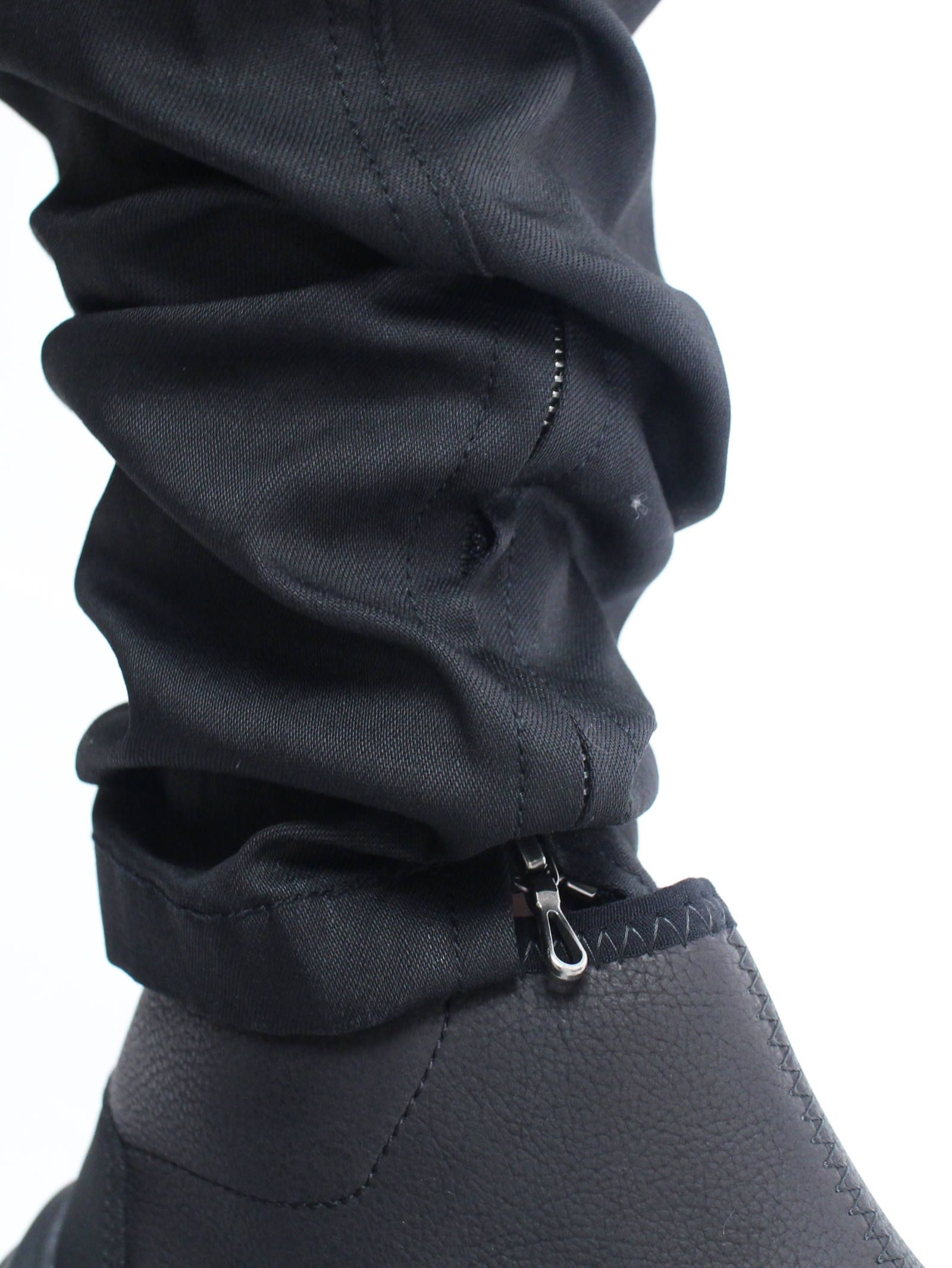 JULIUS - キーストラップ付きクロッチデニム - Crotch Pants