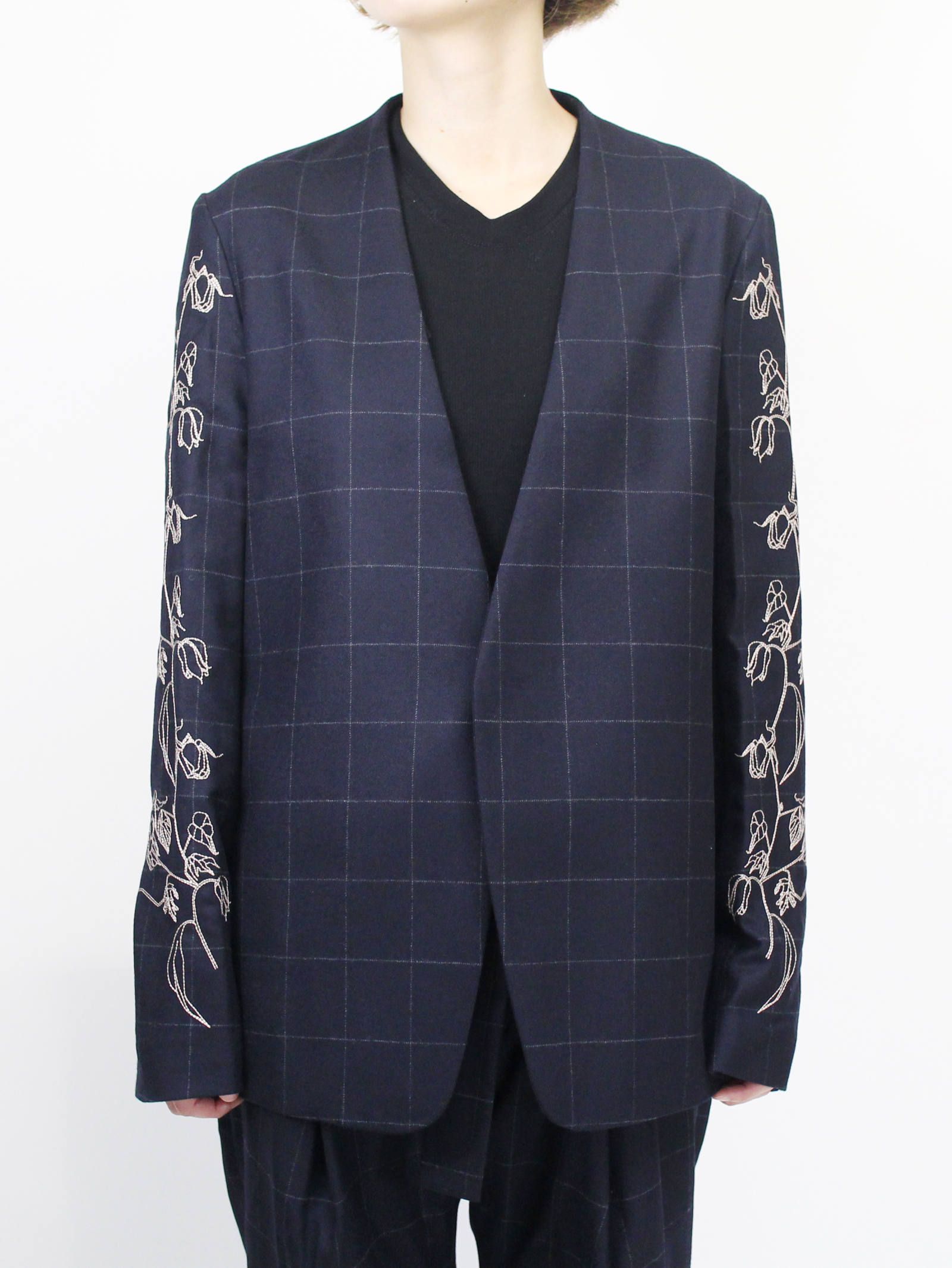 三浦大知さん着用 ”FIT MIHARA YASUHIROのノーカラー刺繍ジャケット 