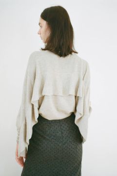 バックフリルニットトップス - BACK FRILL KNIT TOPS - BEIGE