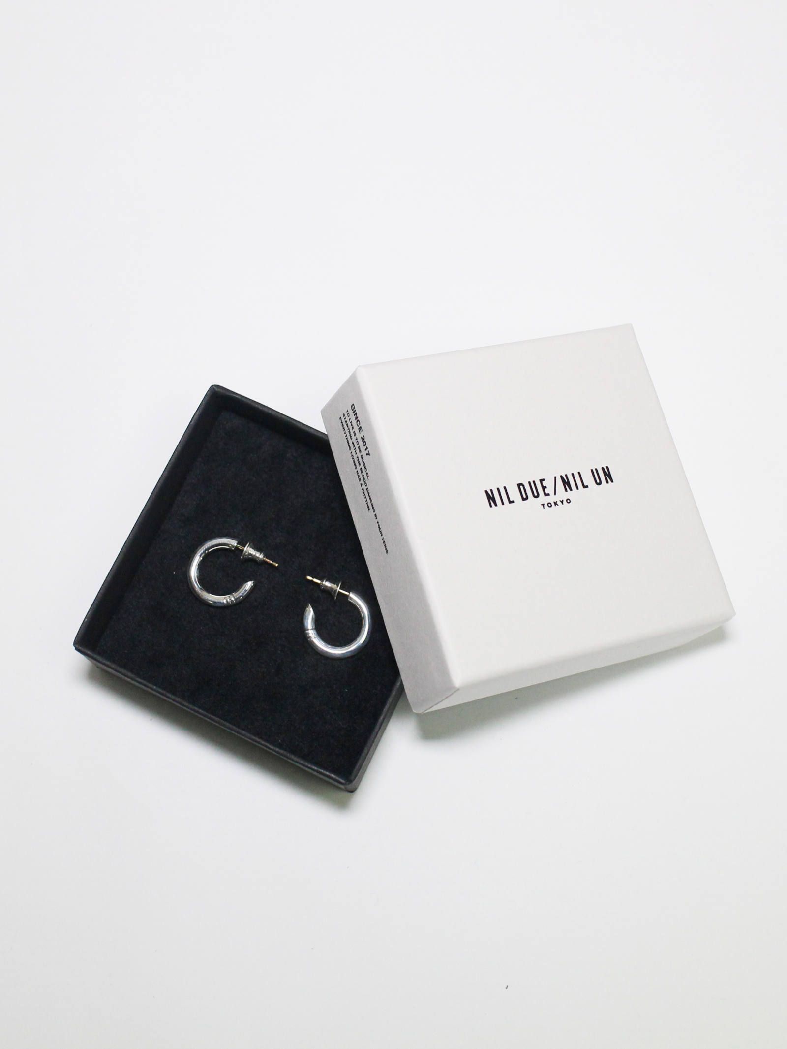 NIL DUE / NIL UN TOKYO - 【両耳用】リングピアス - CARVED SEAL RING 