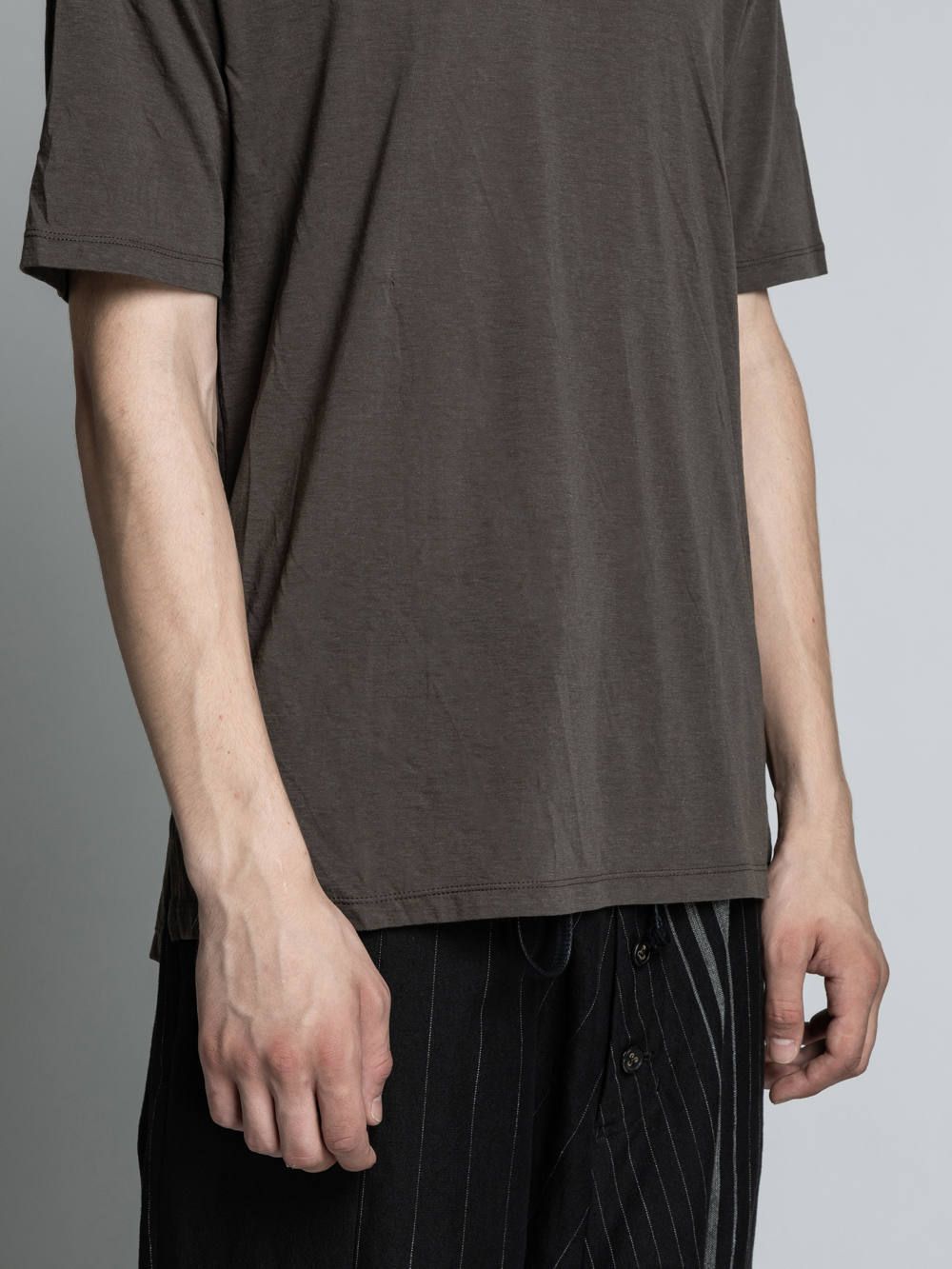 コットンカシミア半袖Tシャツ - OLIVE DARB