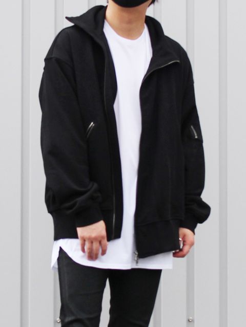 ”安定のWHITE×BLACK” ヴィリディアンの最新モードコーデ