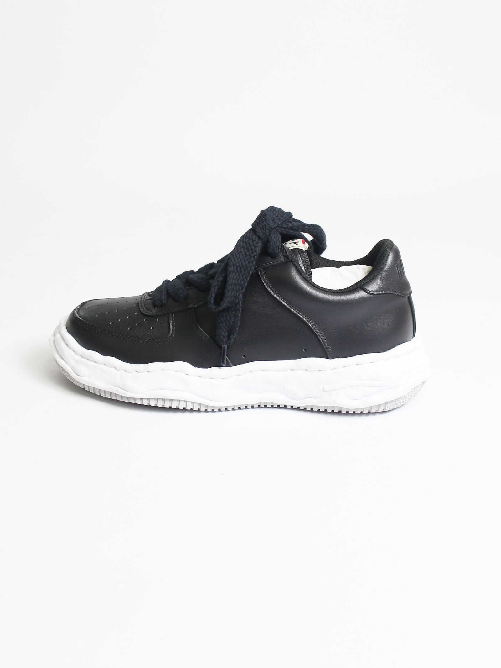 "WAYNE" OG Sole Leather Low-top Sneaker  A07FW702 - BLACK × WHITE