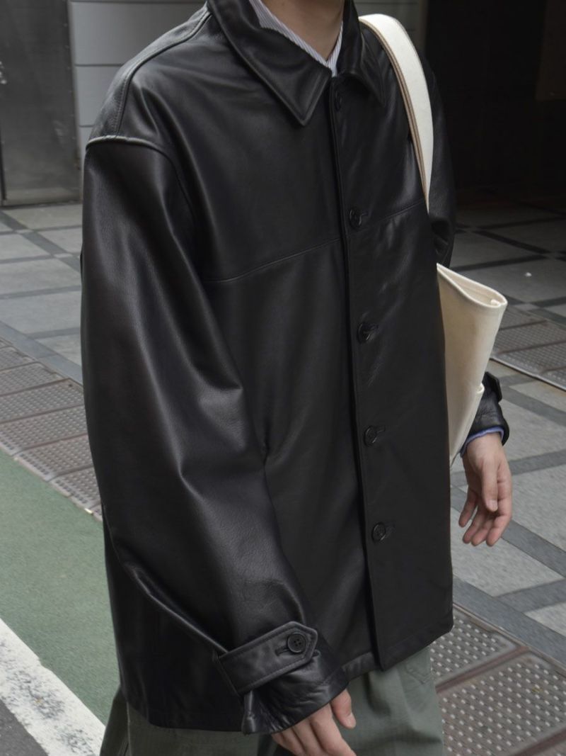 レザー×チノの王道バランス。UNIVERSAL PRODUCTSの新定番コーデ