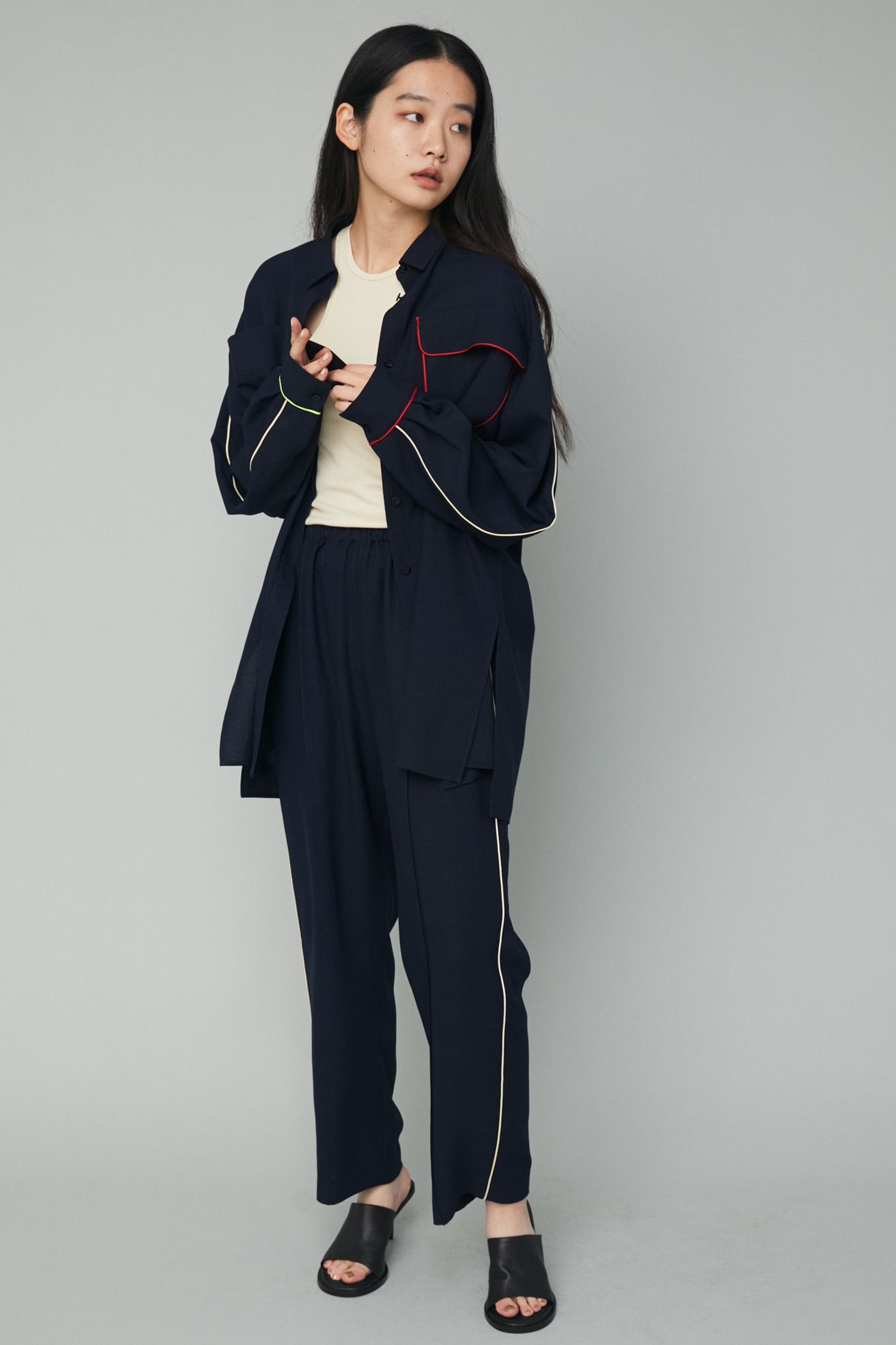 パイピング スラックス パンツ - Piping pintuck pants - NAVY