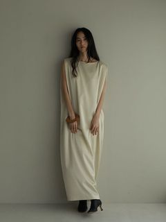 スリーブレスショルダータックサテンワンピース -  BEIGE