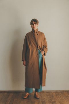 スッキリと女性らしいCLANEの新作ダウンコートスタイル