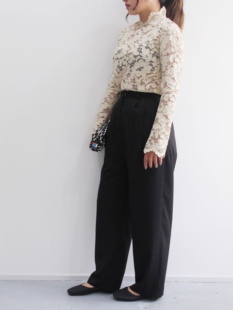 女性らしく華やかな印象 CLANEの新作レーストップスコーデ
