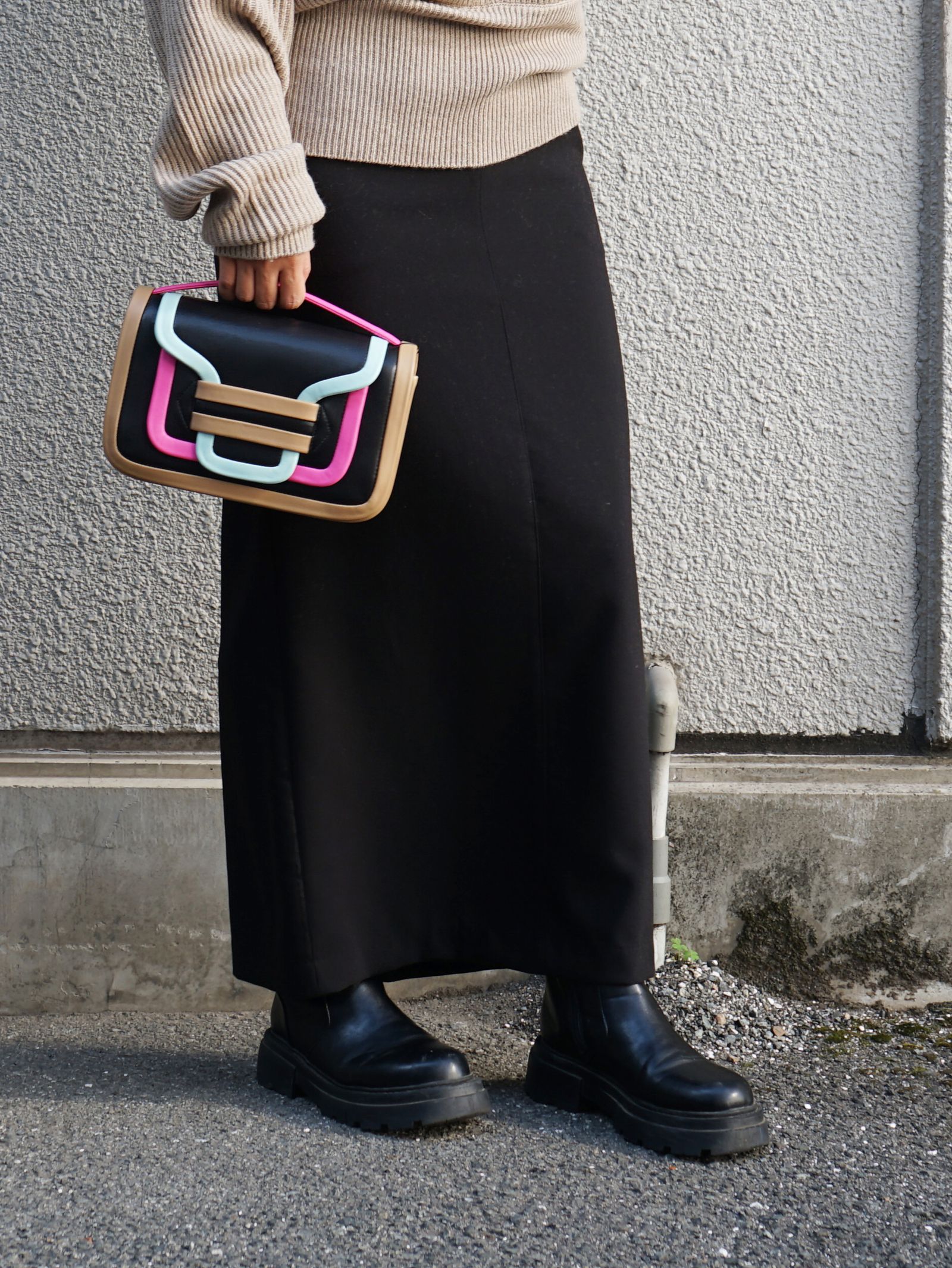 カシュクールデザインが女性らしいETREの新作コーデ