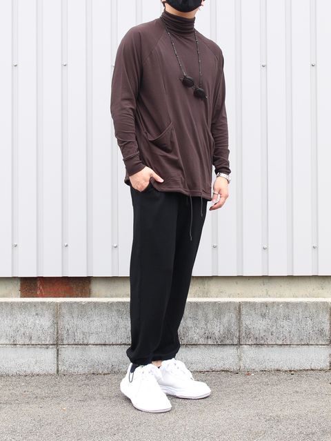 ”ミニマルでキレイ目”ヴィリディアンのタートルネックコーデ