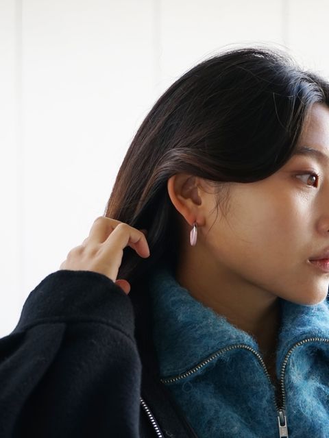 コクーンシルエットが女性らしETREの新作コートスタイル