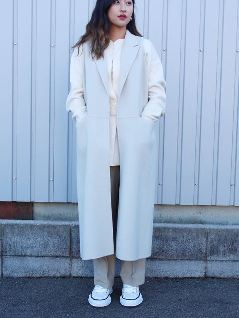 ベージュのコートで女性らしさ感じるエトレの新作コーデ