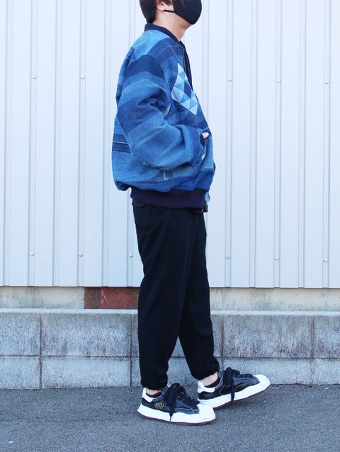 再構築デニムで魅せる大人の余裕｜SEVEN BY SEVEN × MIHARAスニーカー“WAYNE”コーデ