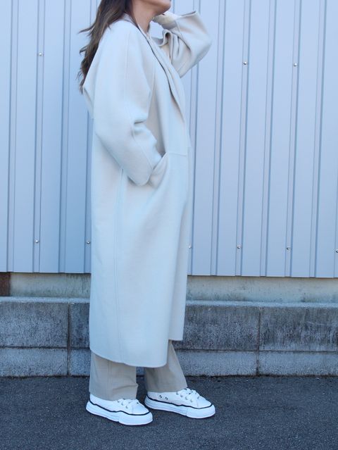 ベージュのコートで女性らしさ感じるエトレの新作コーデ