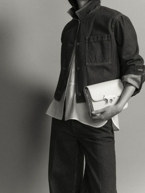 【TWICEナヨンさん着用】MAISON KITSUNÉのダブルフォックスTシャツ＆EDIEバッグに注目！