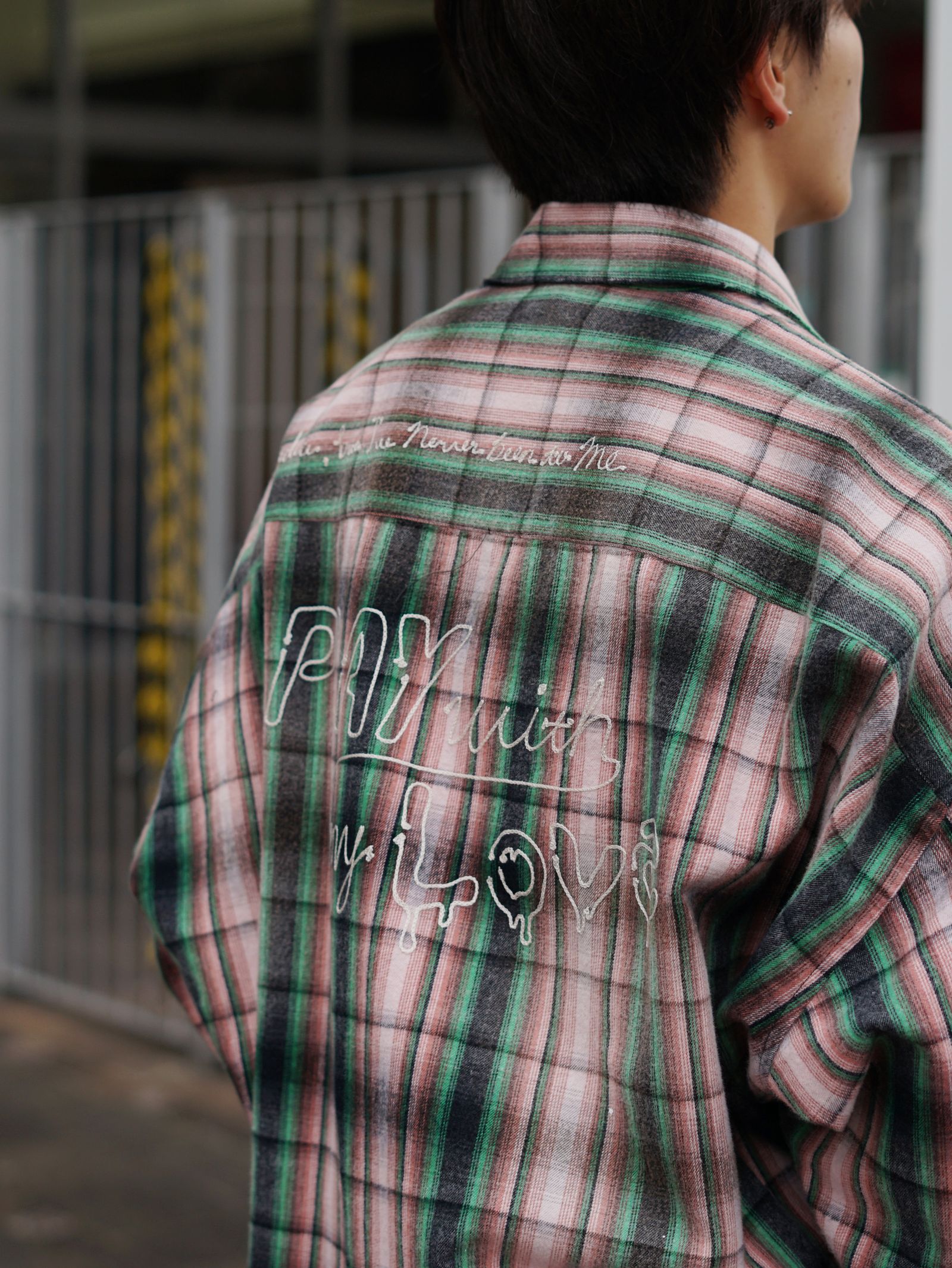 春の街に馴染むミハラの26SS最新スタイル