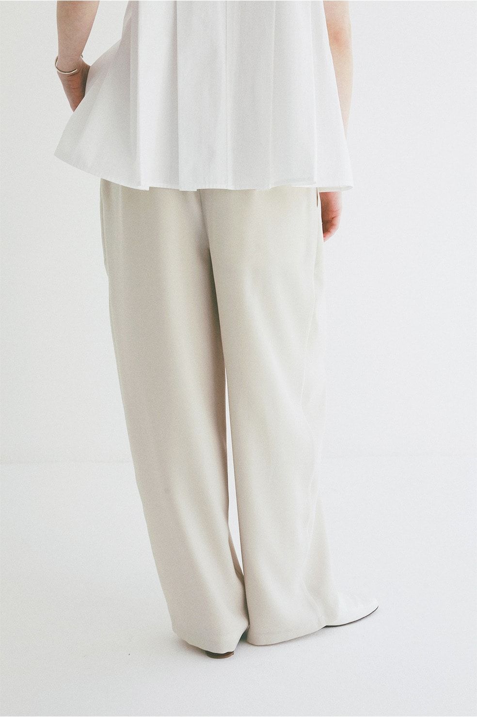 ドローストリングルーズタックパンツ - DRAWSTRING LOOSE TUCK PANTS (IVORY)