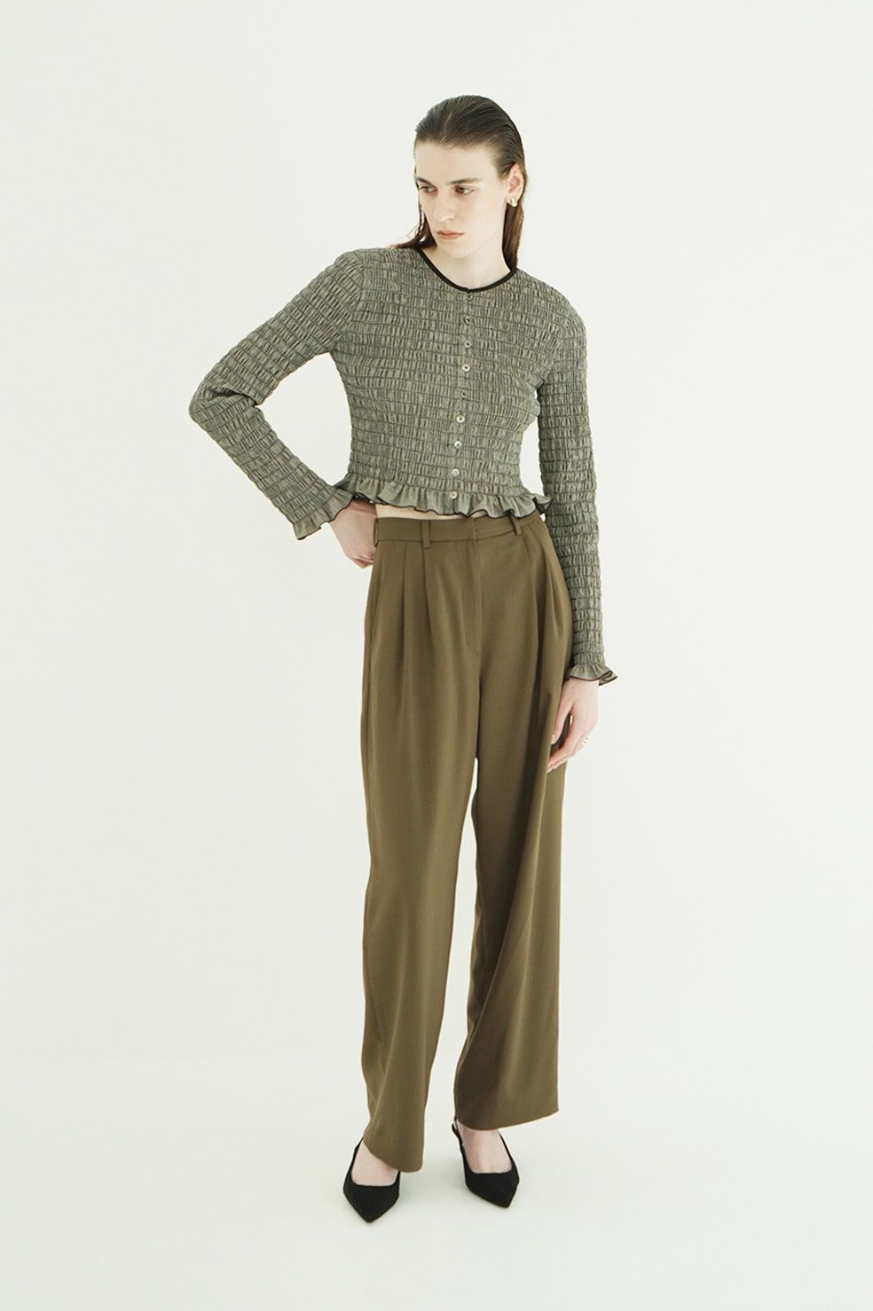 【26AW】ベーシックタックパンツ - BASIC TUCK PANTS (KHIKI)