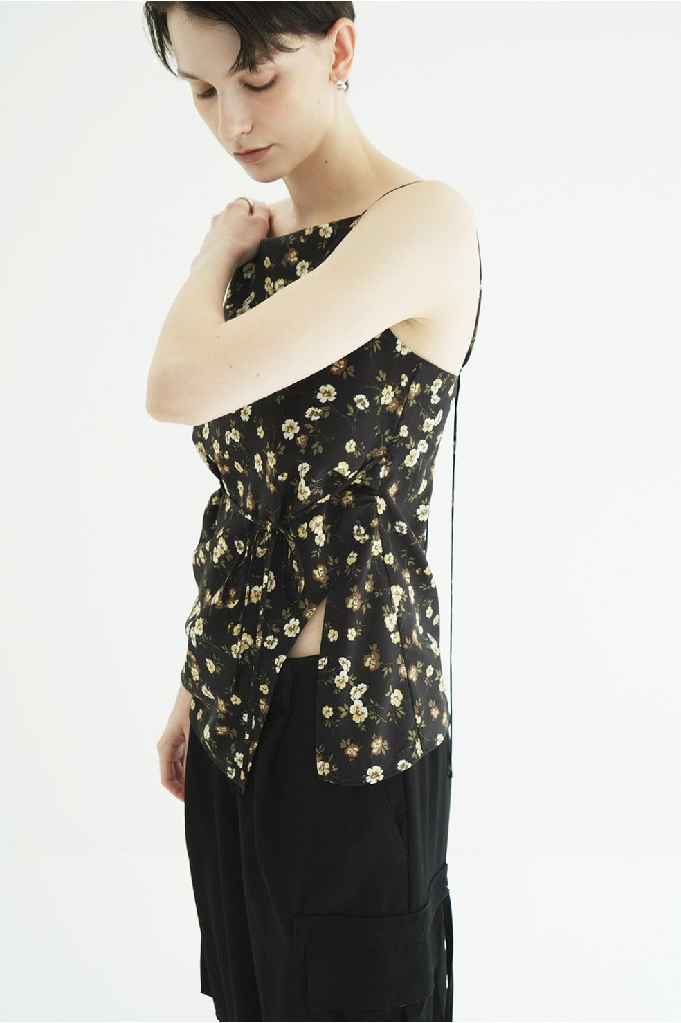 デザインキャミソール。 - MABEL FLOWER DRAPE CAMI TOPS (BLACK)