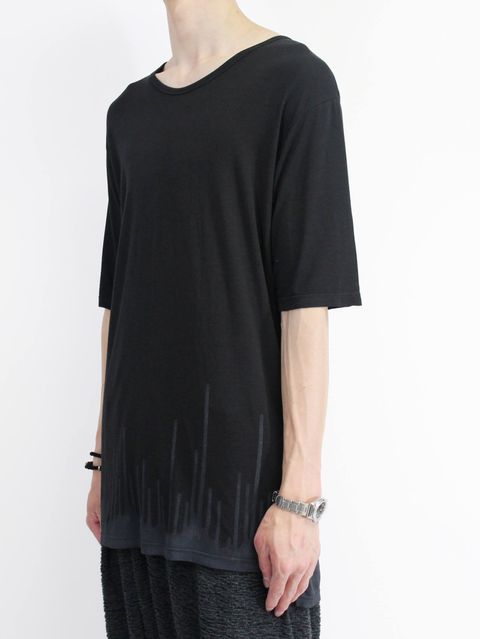 The Viridi-anneのドリッププリントTシャツスタイル