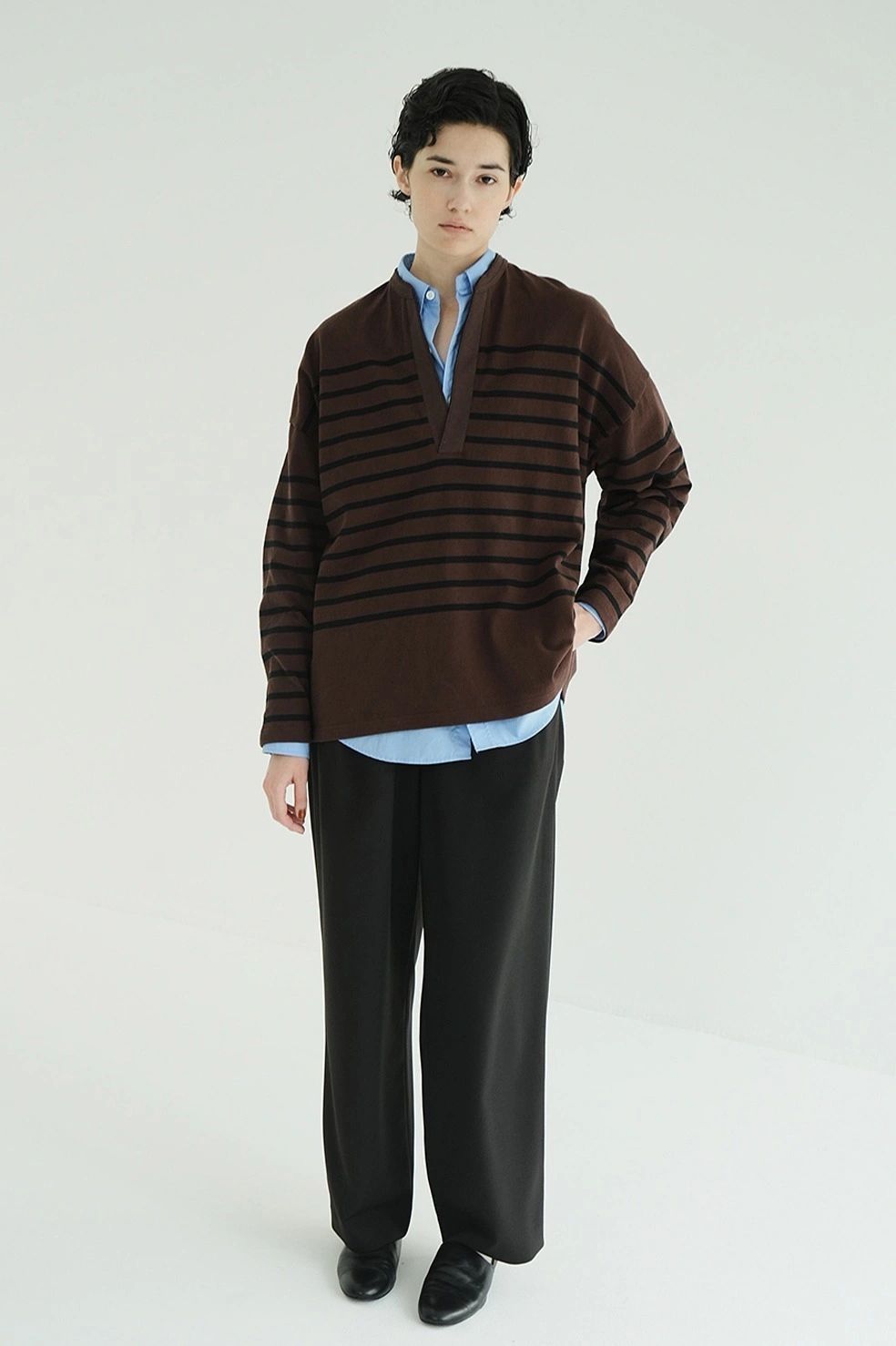 ヘンリーネックデザイントップス - WIDE HENRY NECK BORDER TOPS (BROWN)