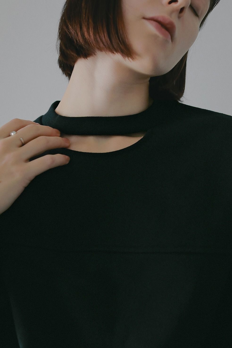 ネックデザインスウェット - MOON SLIT SWEAT TOPS (BLACK)