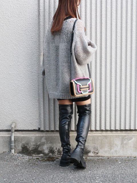 CLANEのニットはショートパンツと合わせてトレンド感をプラス