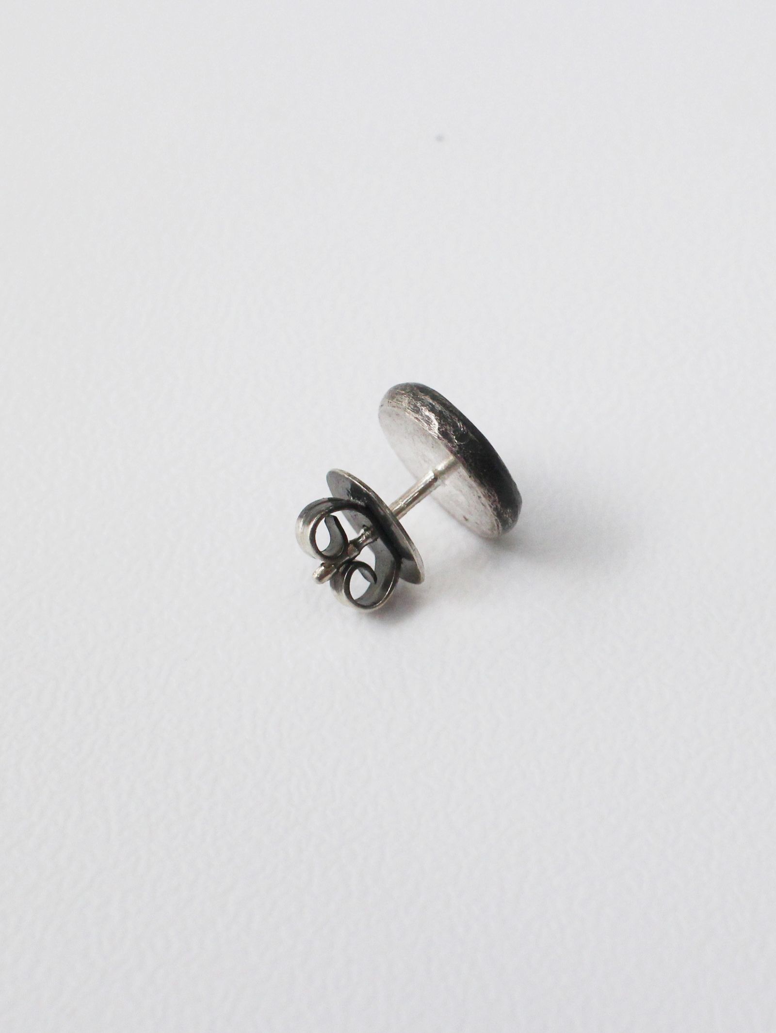 【両耳用】 スタッズ ピアス - studs facettes black hammered - M4553-BH