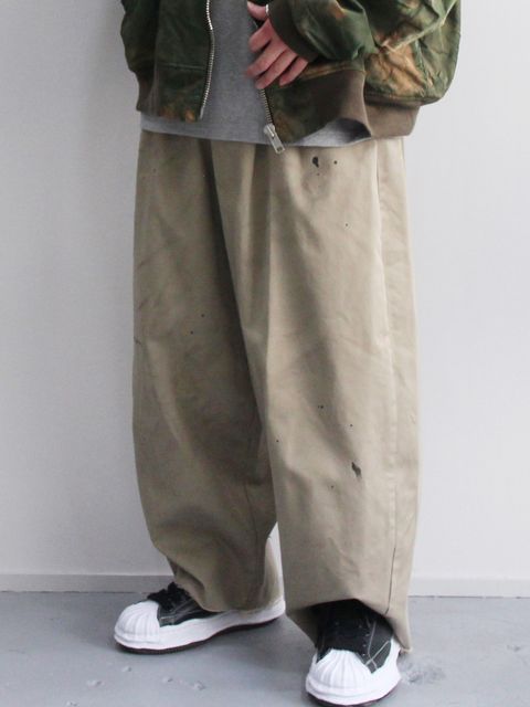 ツータック クロップドパンツ - TWO TUCK CROPPED  PANTS - DISTRESSED FABRIC CAMEL