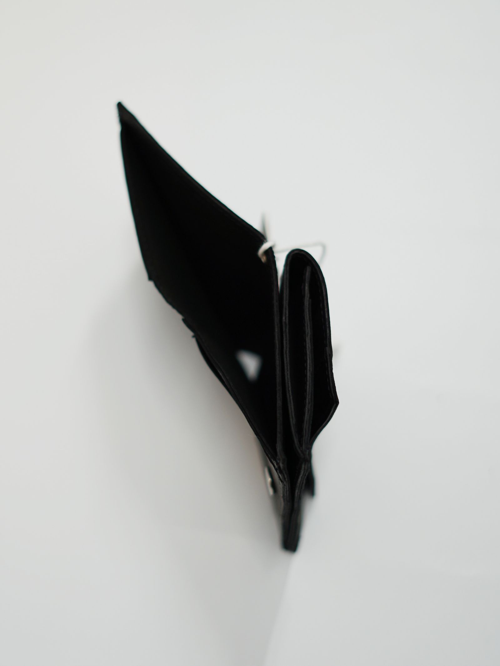 【WT01JPM】 二つ折り財布 / レザーウォレット - PRESSED KANGAROO (BLACK)