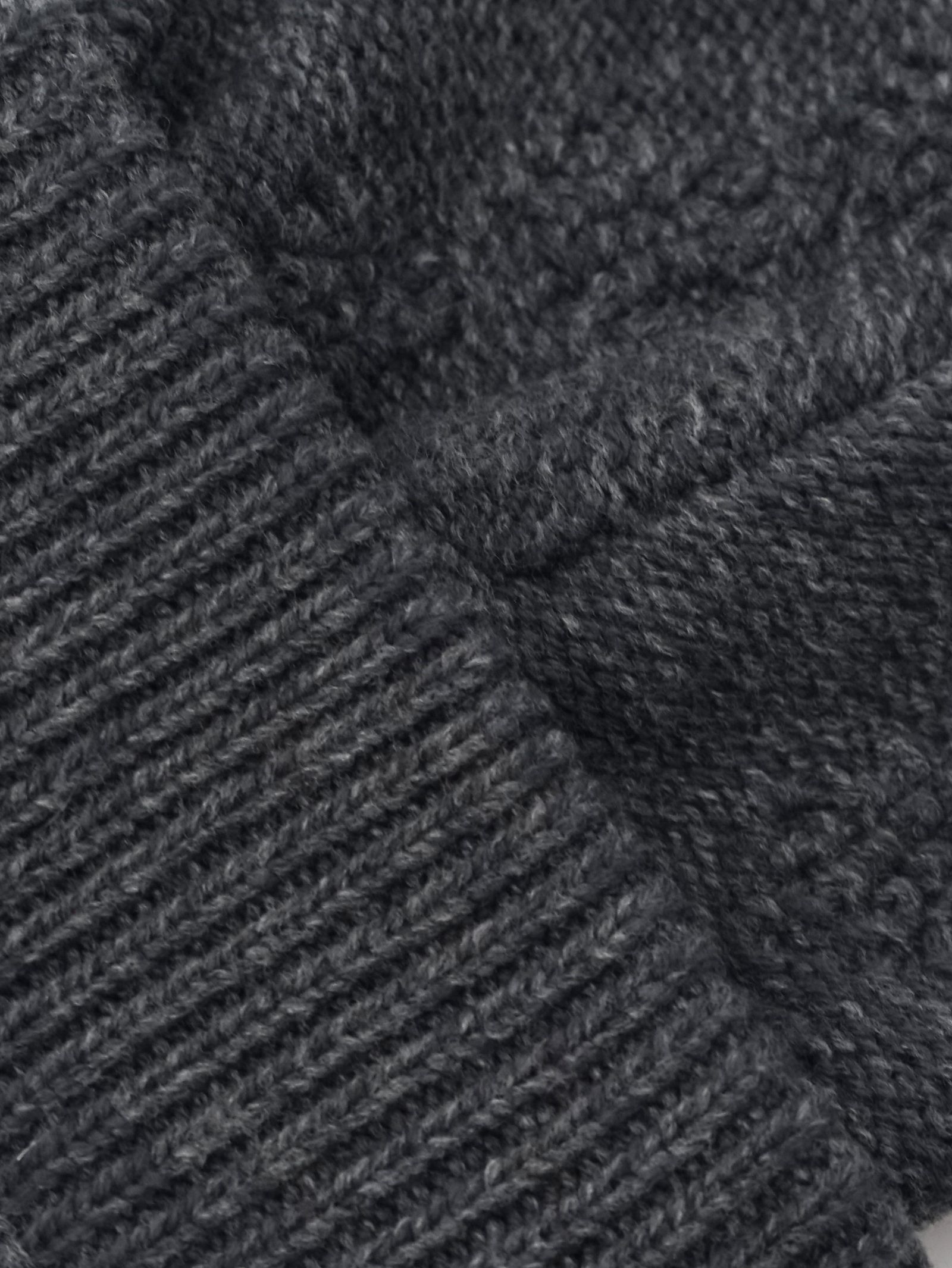 ケーブル ビーニー - CABLE KNIT BEANIE GREY
